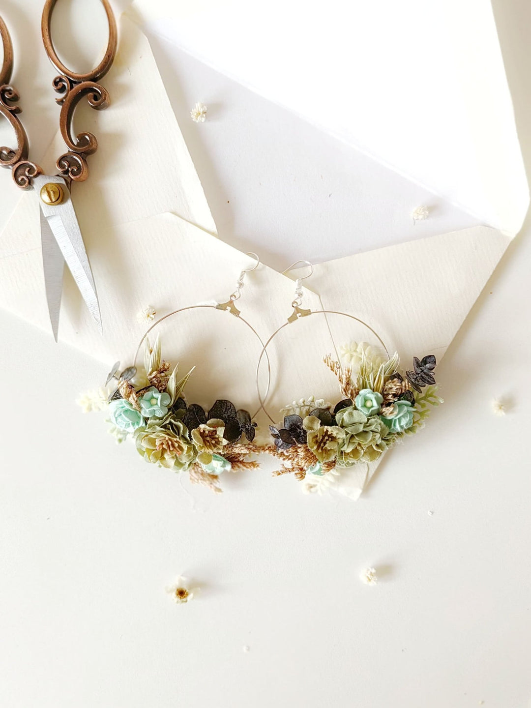 Green Flower Circle Earrings: Boho Wedding Jewelry – handmade floral hair accessory by magaela