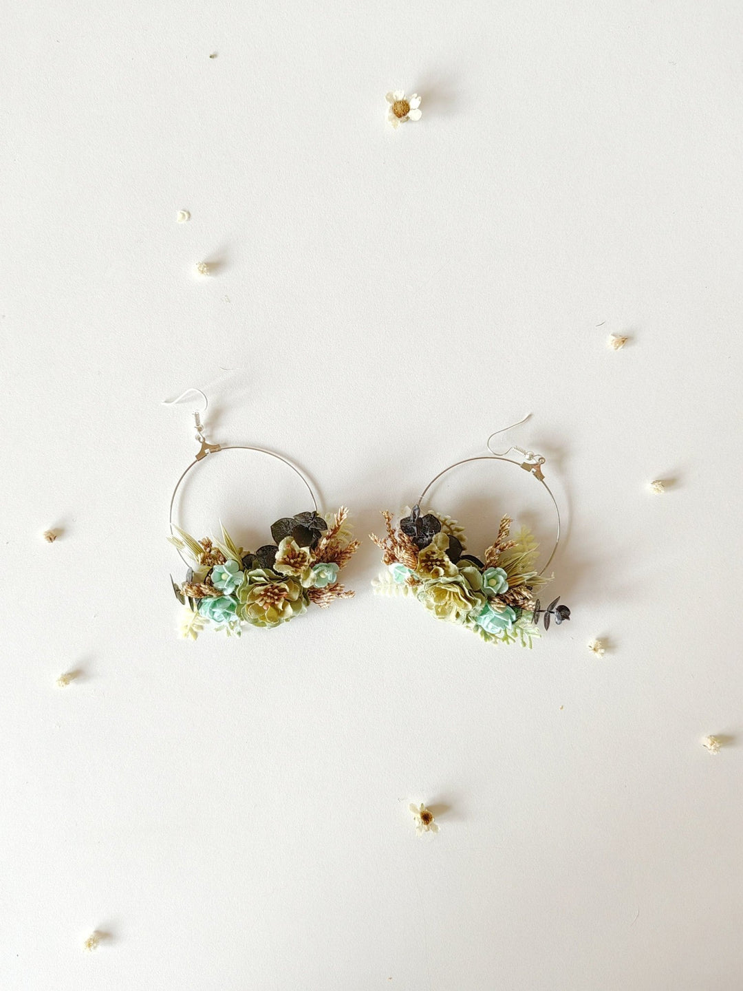 Green Flower Circle Earrings: Boho Wedding Jewelry – handmade floral hair accessory by magaela