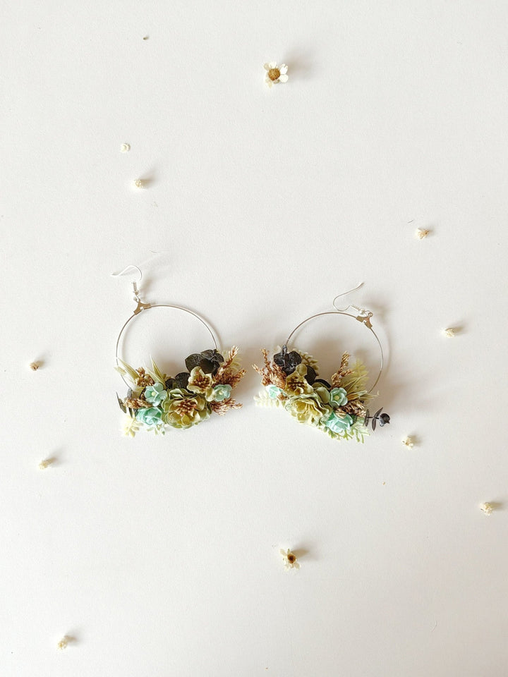 Green Flower Circle Earrings: Boho Wedding Jewelry – handmade floral hair accessory by magaela