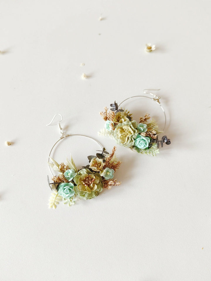 Green Flower Circle Earrings: Boho Wedding Jewelry – handmade floral hair accessory by magaela