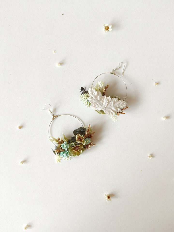 Green Flower Circle Earrings: Boho Wedding Jewelry – handmade floral hair accessory by magaela