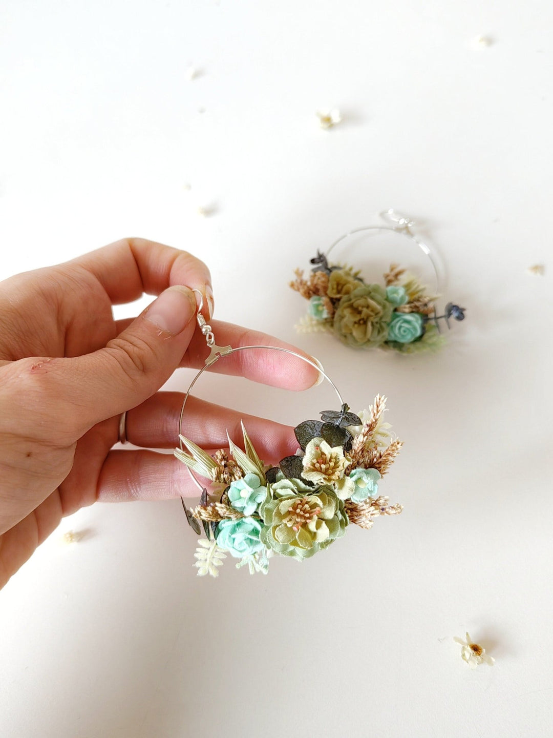 Green Flower Circle Earrings: Boho Wedding Jewelry – handmade floral hair accessory by magaela
