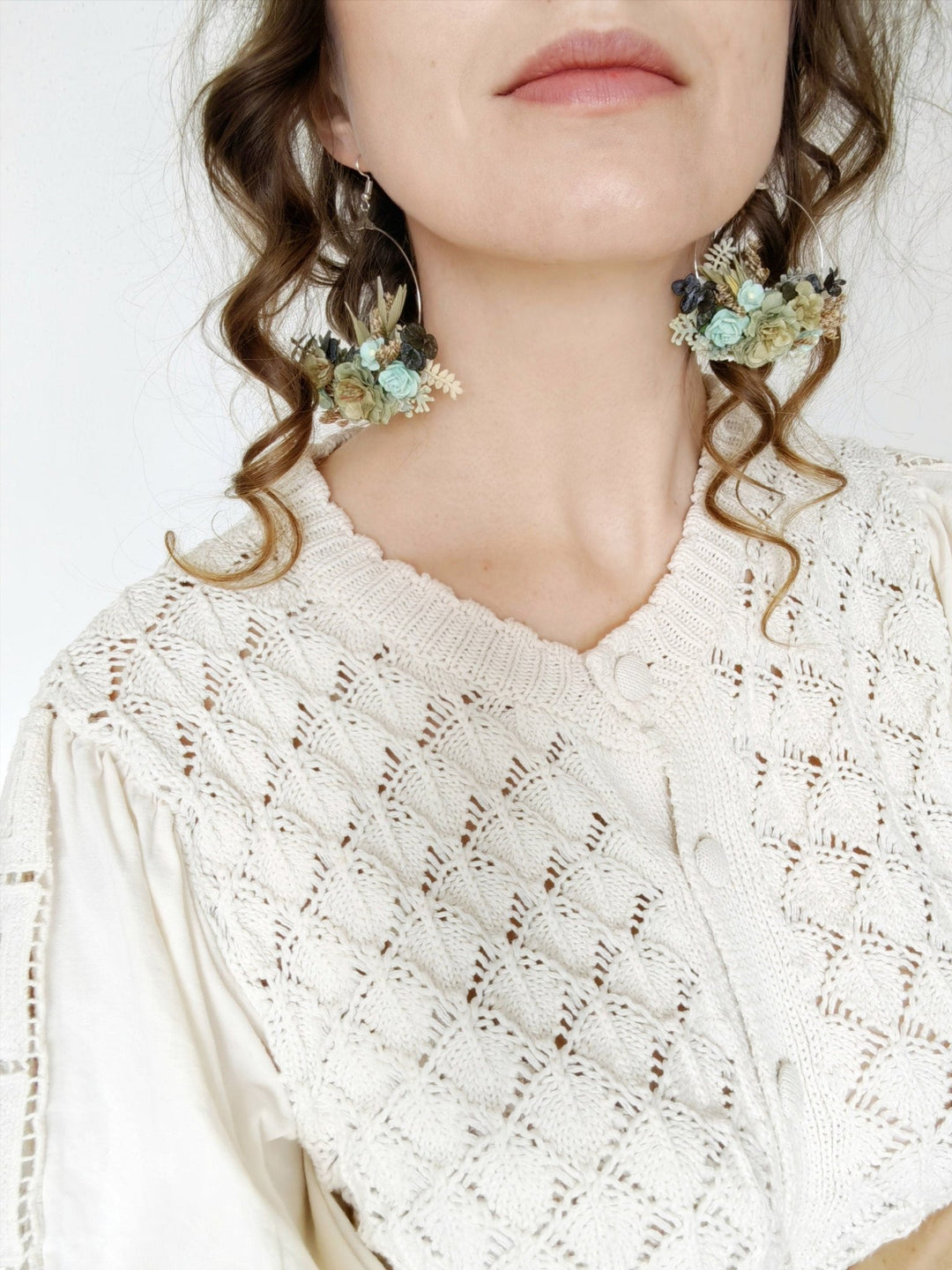 Green Flower Circle Earrings: Boho Wedding Jewelry – handmade floral hair accessory by magaela