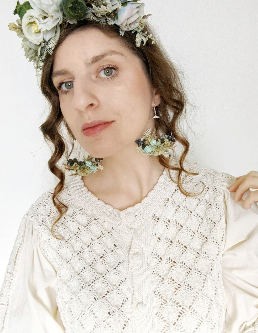 Green Flower Circle Earrings: Boho Wedding Jewelry – handmade floral hair accessory by magaela