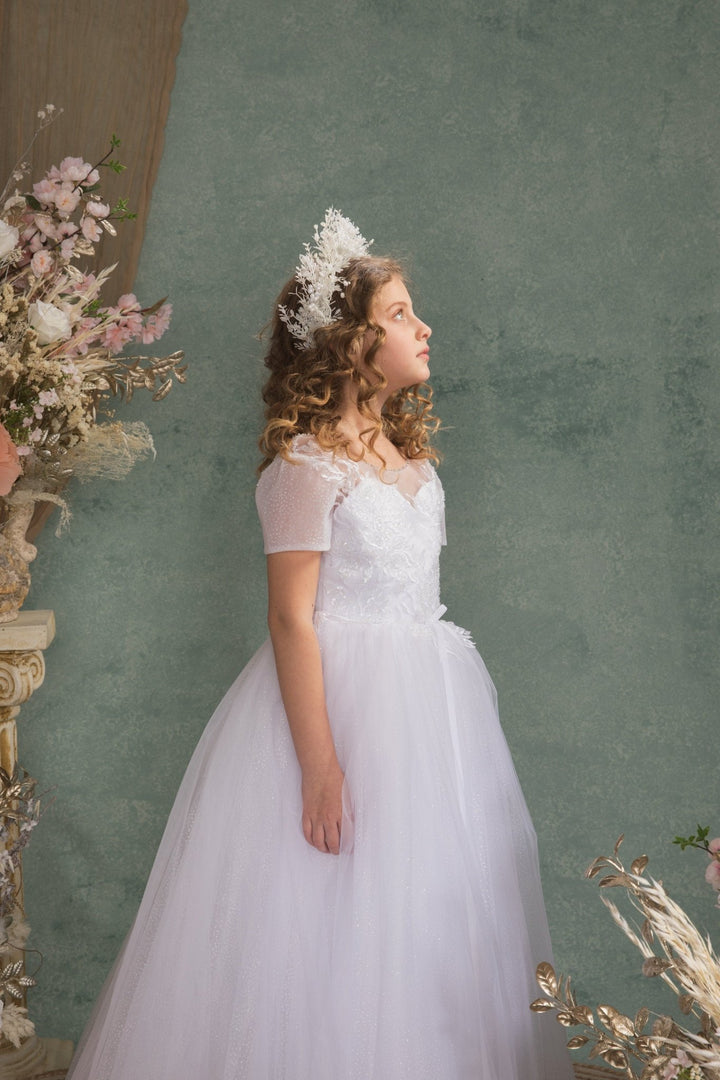 White Flower Crown: Romantic Floral Headpiece for Communion – handmade floral hair accessory by magaela