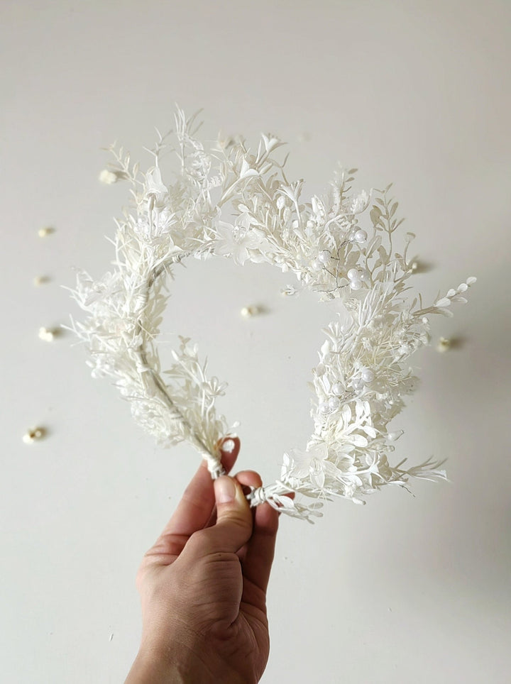 White Flower Crown: Romantic Floral Headpiece for Communion – handmade floral hair accessory by magaela