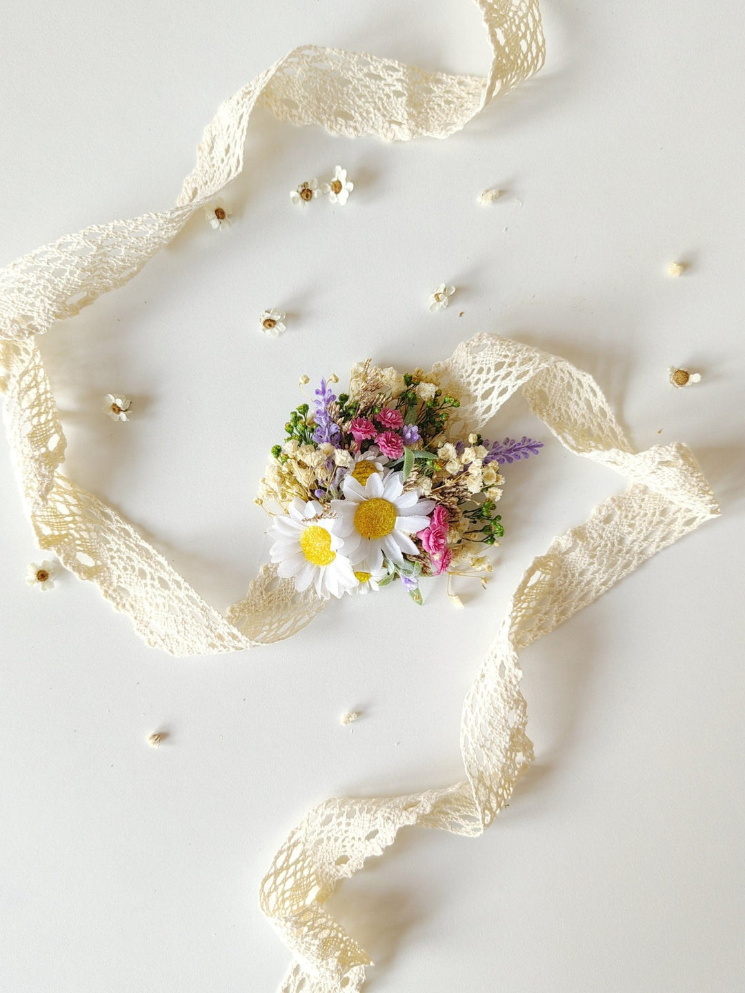 Daisy Flower Bridal Corsage: Meadow Spring Bracelet with Lace – handmade floral hair accessory by magaela