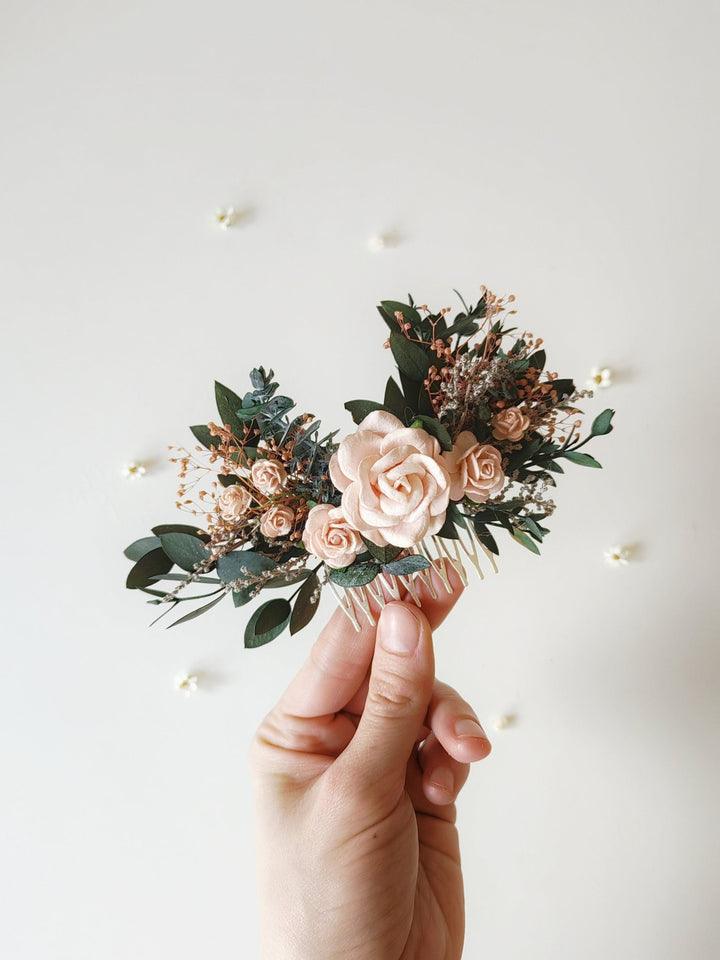 Peach Rose Hair Comb: Romantic Bridal Flower Hairpiece – handmade floral hair accessory by magaela