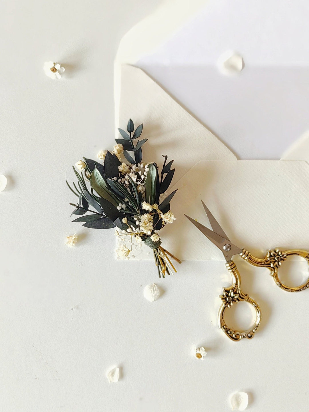 Greenery Wedding Boutonniere: Eucalyptus & Baby's Breath, Groom Accessory – handmade floral hair accessory by magaela