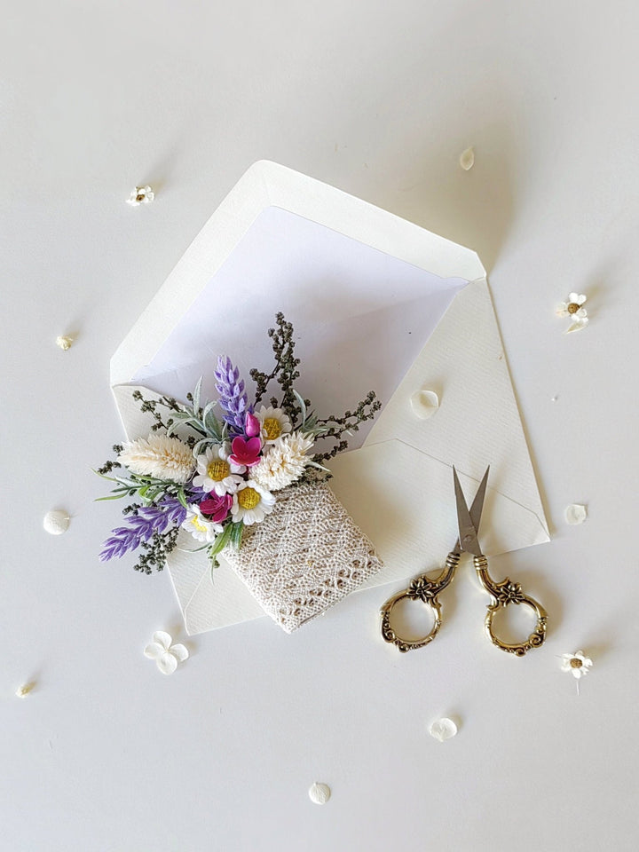 Daisy Boutonniere: Meadow Flower Buttonhole with Lavender – handmade floral hair accessory by magaela