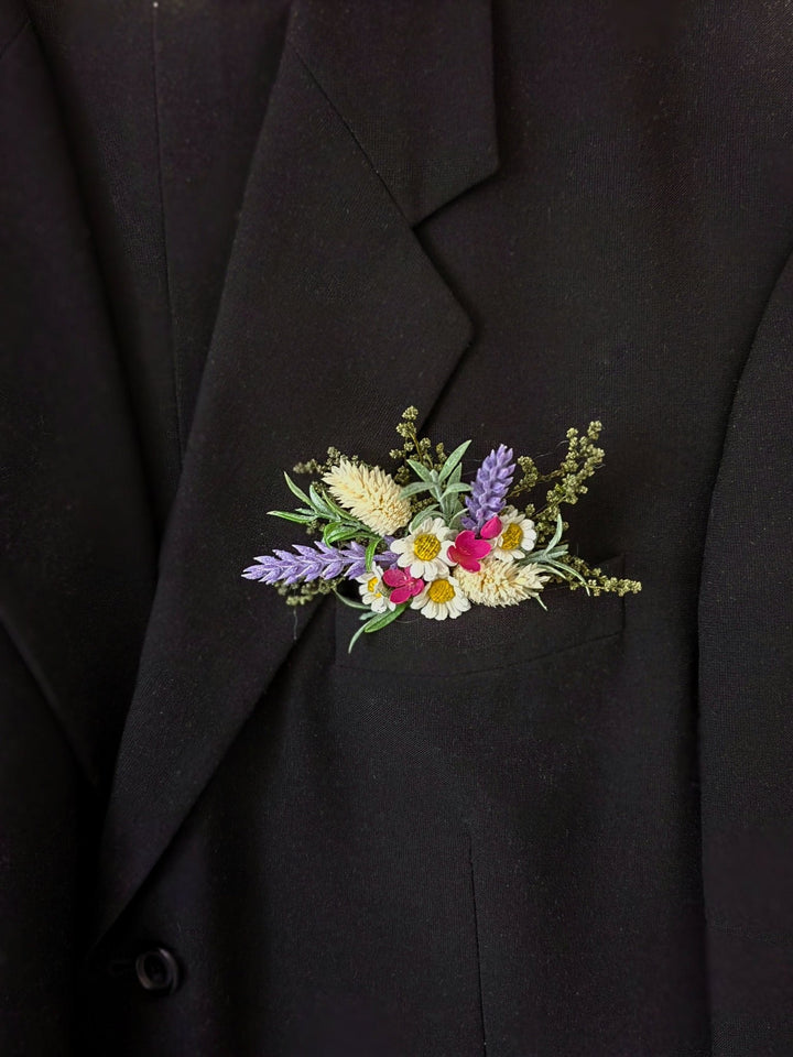 Daisy Boutonniere: Meadow Flower Buttonhole with Lavender – handmade floral hair accessory by magaela