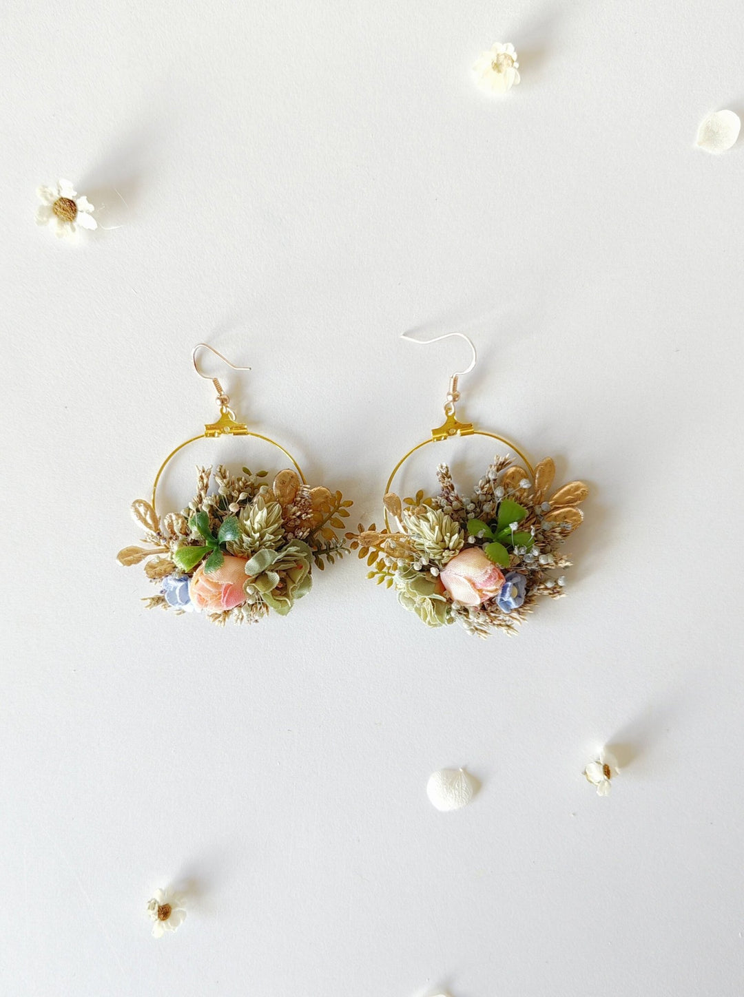 Colorful Flower Circle Earrings: Boho Wedding Jewelry – handmade floral hair accessory by magaela