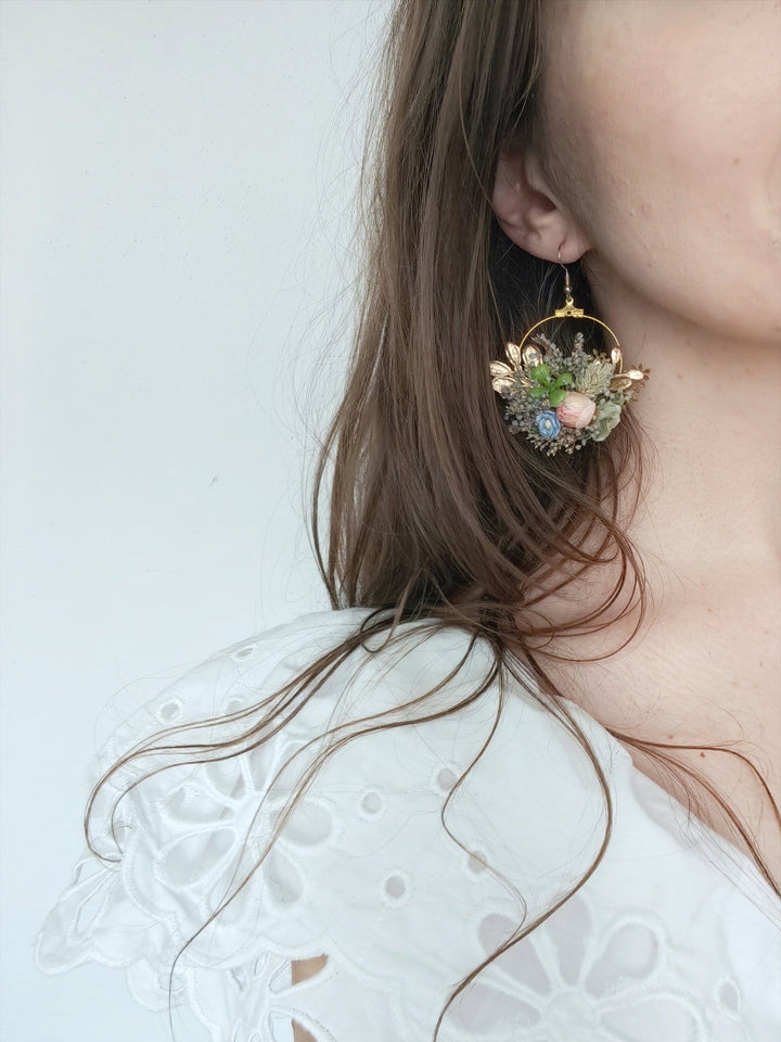 Colorful Flower Circle Earrings: Boho Wedding Jewelry – handmade floral hair accessory by magaela