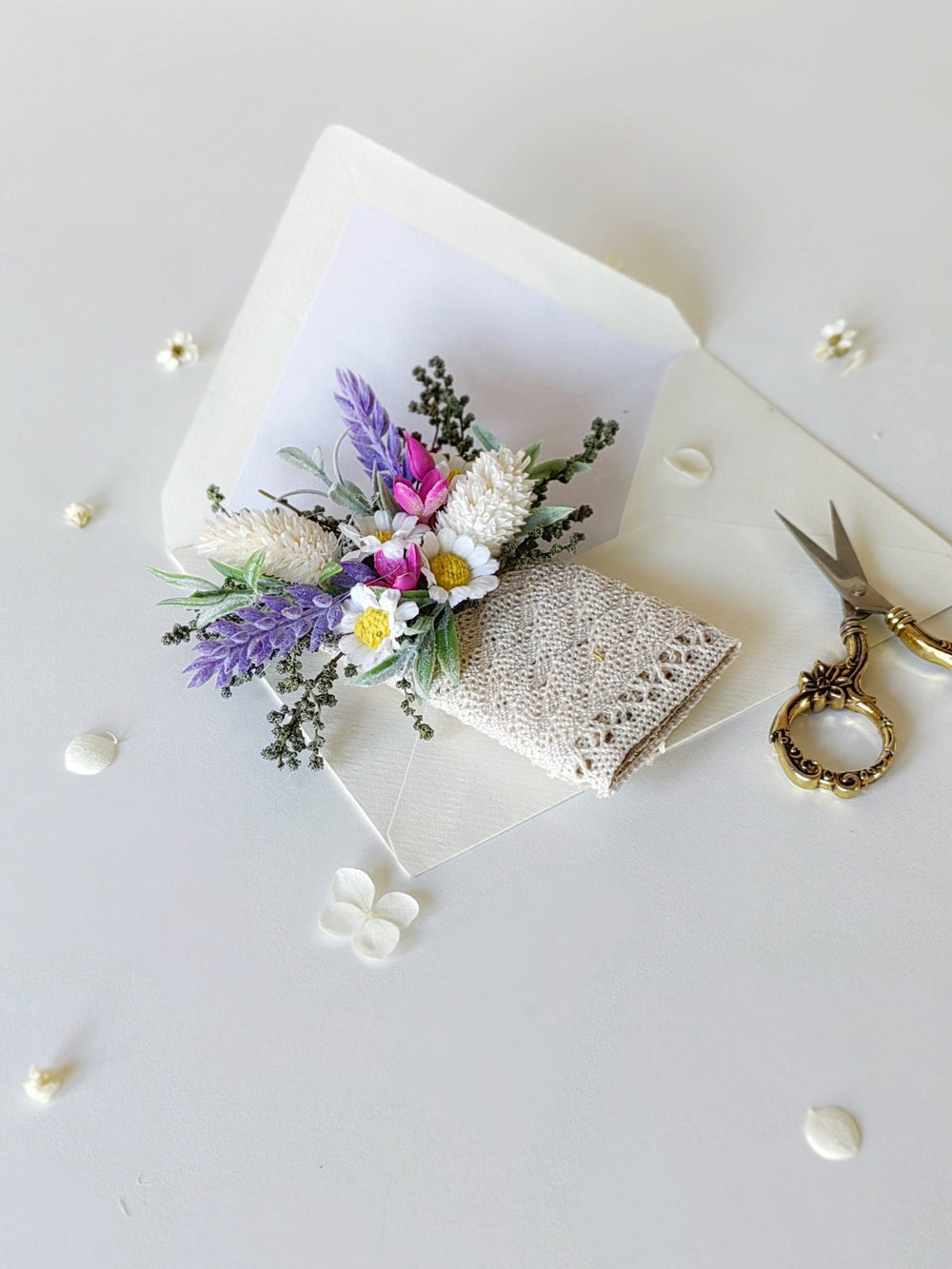 Daisy Boutonniere: Meadow Flower Buttonhole with Lavender – handmade floral hair accessory by magaela