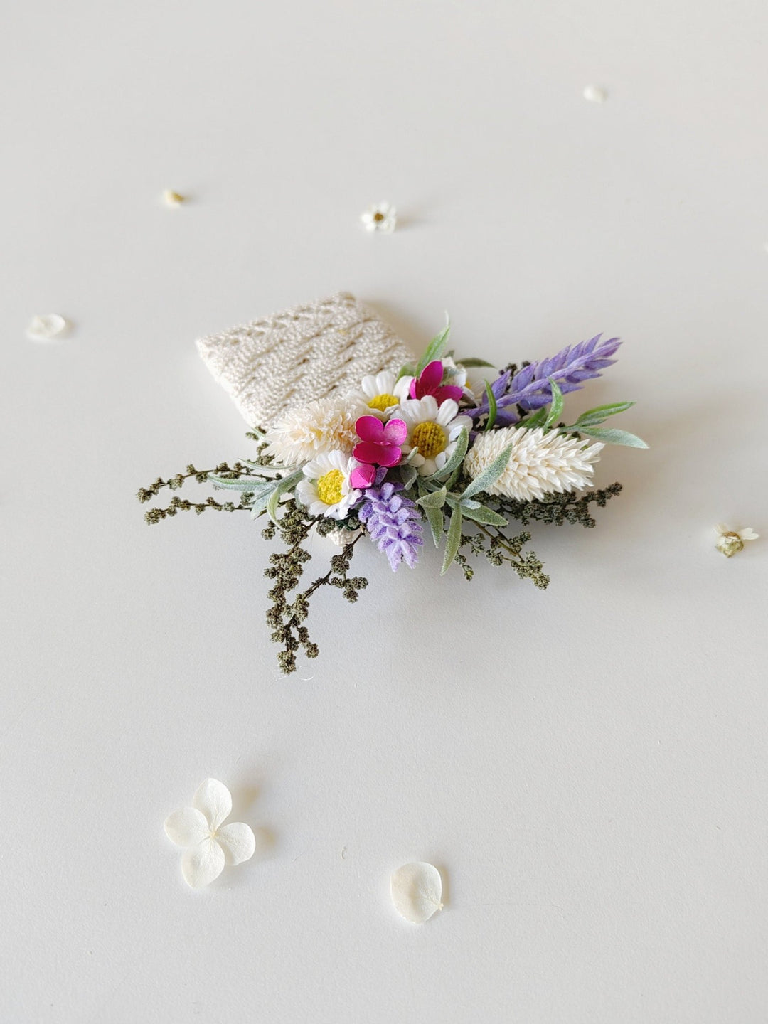 Daisy Boutonniere: Meadow Flower Buttonhole with Lavender – handmade floral hair accessory by magaela