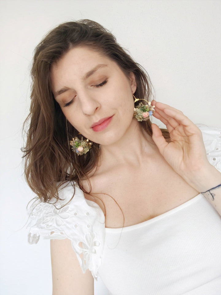 Colorful Flower Circle Earrings: Boho Wedding Jewelry – handmade floral hair accessory by magaela