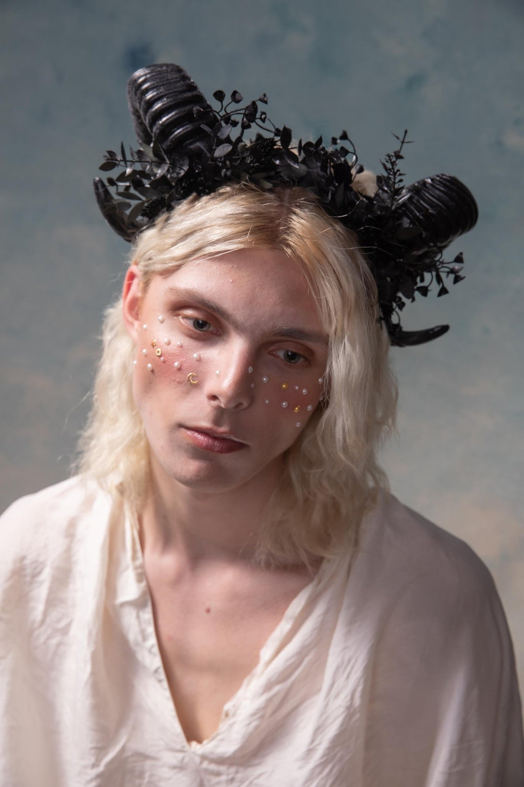 Black Horns Crown: Gothic Wedding Headpiece, Pagan Headband – handmade floral hair accessory by magaela