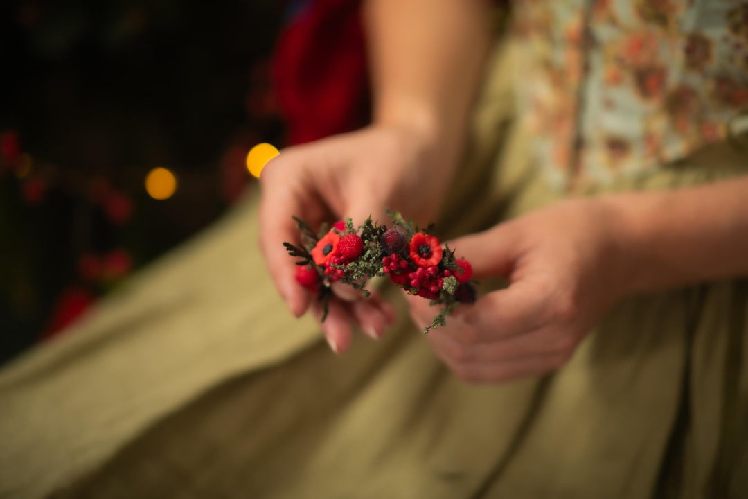 Red Christmas Floral Bracelet: Poppy & Berries Xmas Party Jewelry – handmade floral hair accessory by magaela