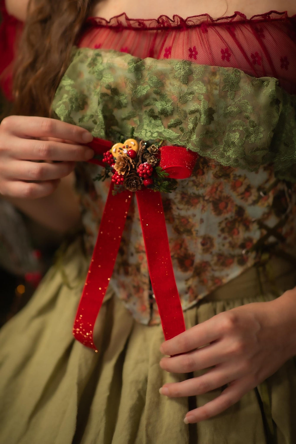 Cottagecore Christmas Brooch: Gingerbread, Pine Cones & Red Ribbon – handmade floral hair accessory by magaela