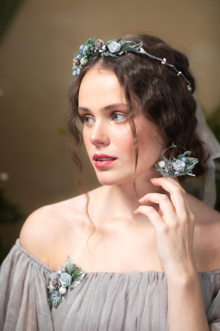 Winter Woodland Brooch: Pine Cones & Berries Christmas Accessory – handmade floral hair accessory by magaela