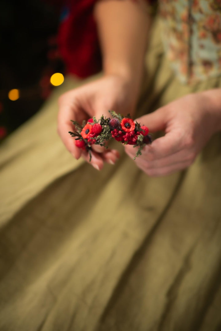 Red Christmas Floral Bracelet: Poppy & Berries Xmas Party Jewelry – handmade floral hair accessory by magaela