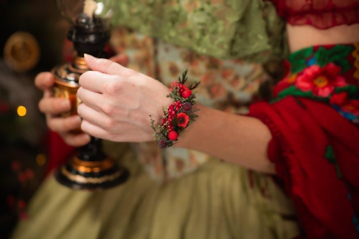 Red Christmas Floral Bracelet: Poppy & Berries Xmas Party Jewelry – handmade floral hair accessory by magaela