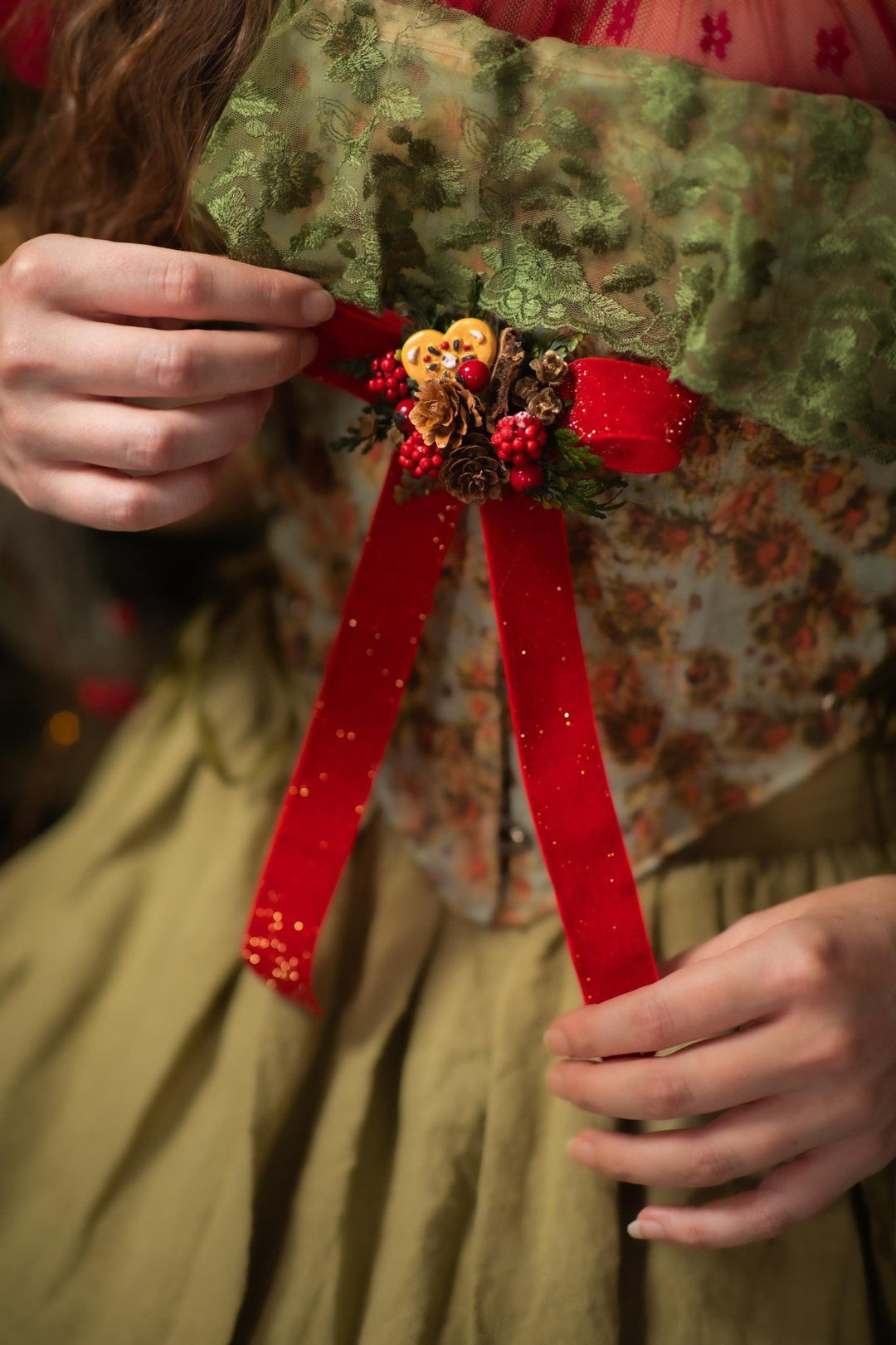 Cottagecore Christmas Brooch: Gingerbread, Pine Cones & Red Ribbon – handmade floral hair accessory by magaela