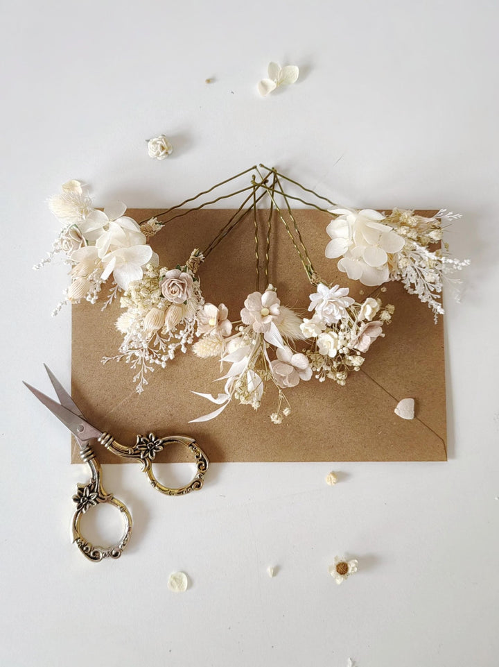 Cream Flower Hairpins: Boho Rustic Wedding Hairstyle – handmade floral hair accessory by magaela
