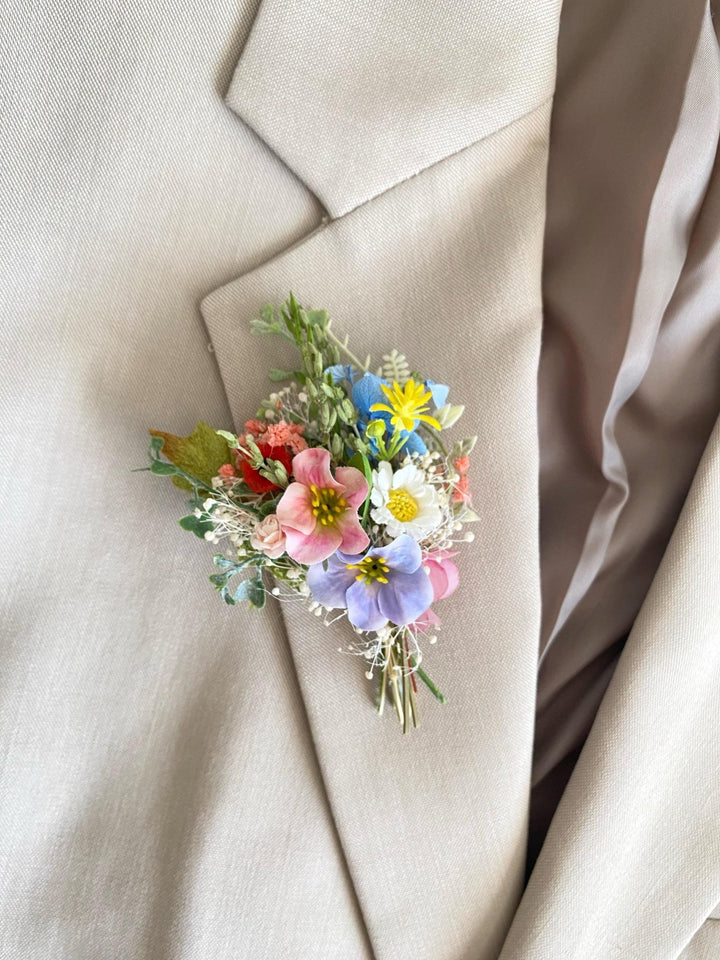 Spring Flower Boutonniere: Colorful Wildflower Groom Corsage – handmade floral hair accessory by magaela
