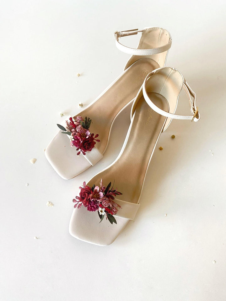 Burgundy Flower Shoe Clips: Boho Wedding Floral Decoration – handmade floral hair accessory by magaela