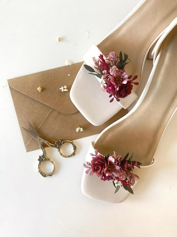 Burgundy Flower Shoe Clips: Boho Wedding Floral Decoration – handmade floral hair accessory by magaela