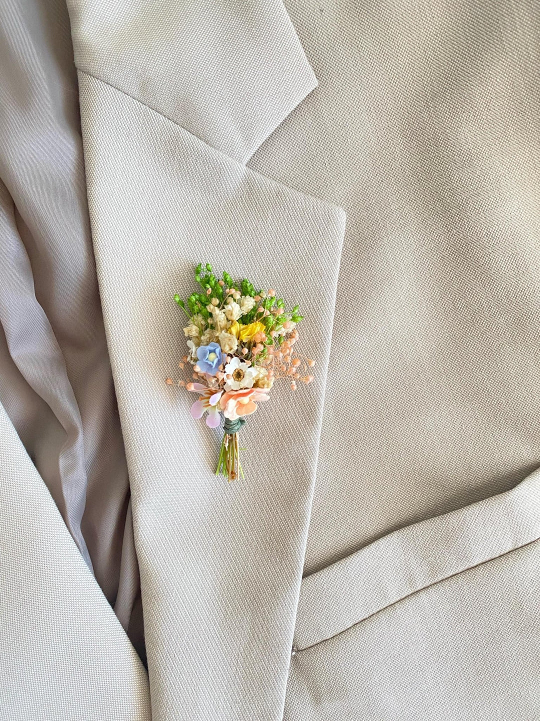 Meadow Flower Boutonniere: Colorful Pastel Wedding Corsage – handmade floral hair accessory by magaela