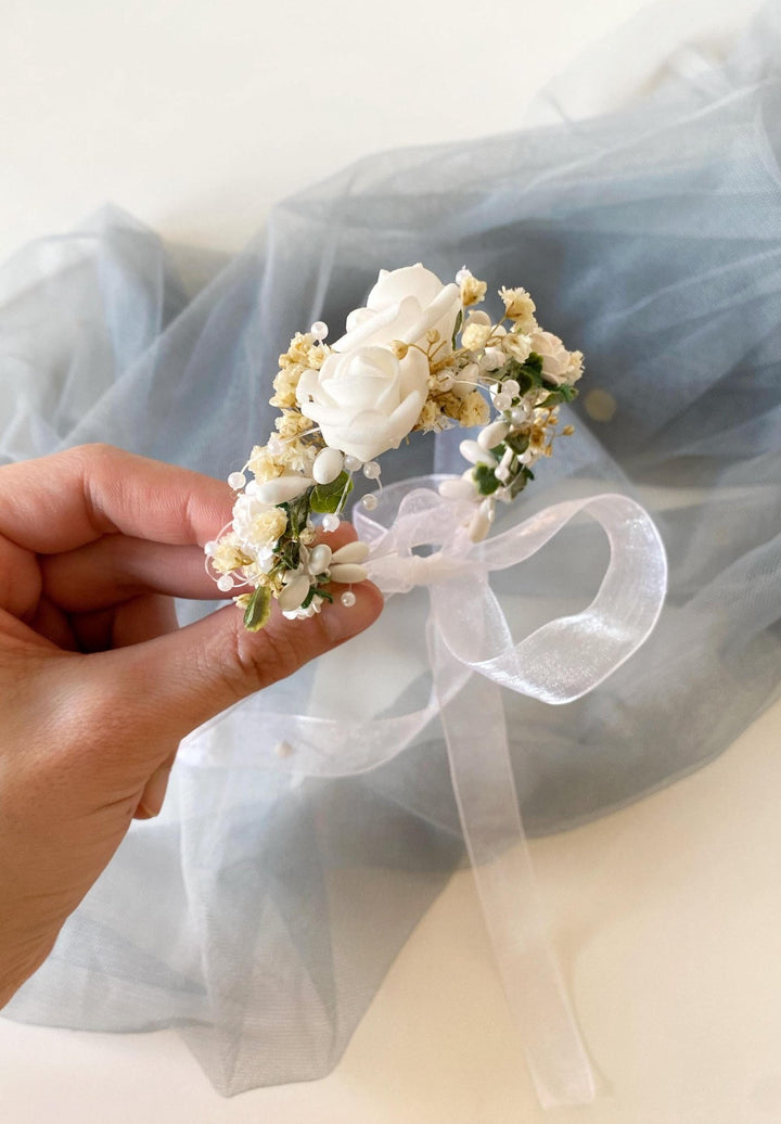 White Rose First Communion Bracelet: Floral Bridesmaid Accessory – handmade floral hair accessory by magaela