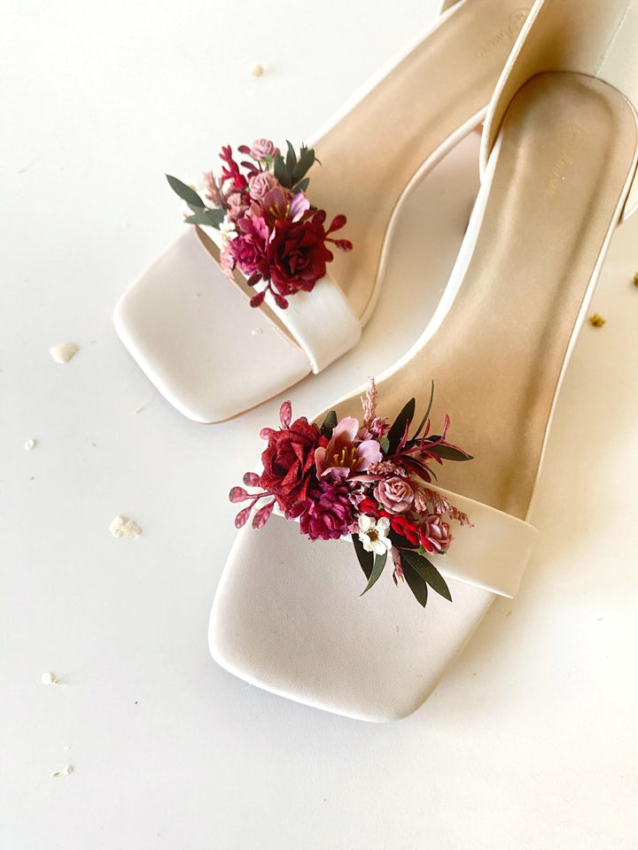 Burgundy Flower Shoe Clips: Boho Wedding Floral Decoration – handmade floral hair accessory by magaela