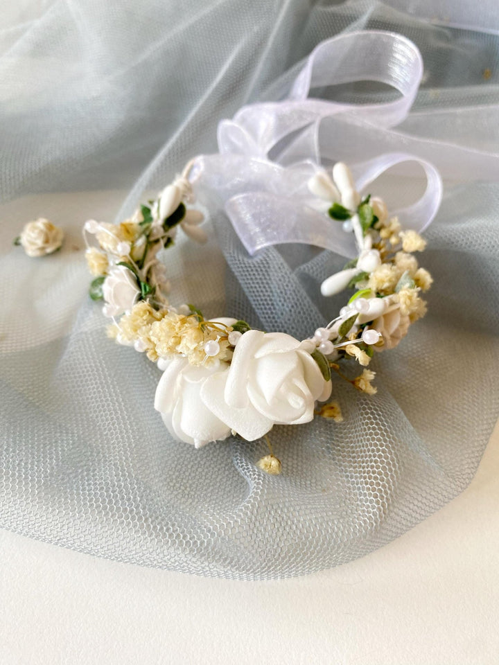 White Rose First Communion Bracelet: Floral Bridesmaid Accessory – handmade floral hair accessory by magaela
