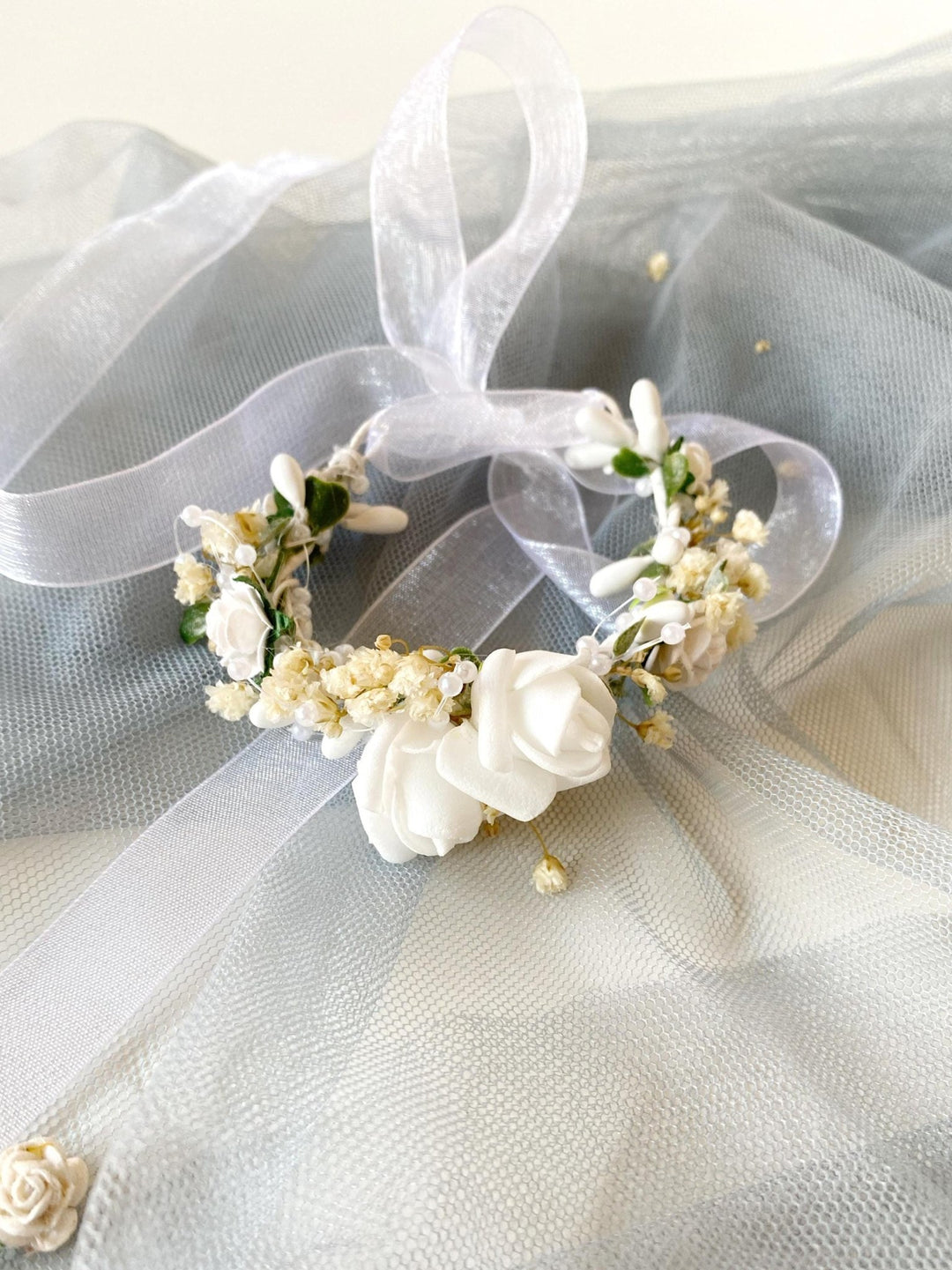 White Rose First Communion Bracelet: Floral Bridesmaid Accessory – handmade floral hair accessory by magaela