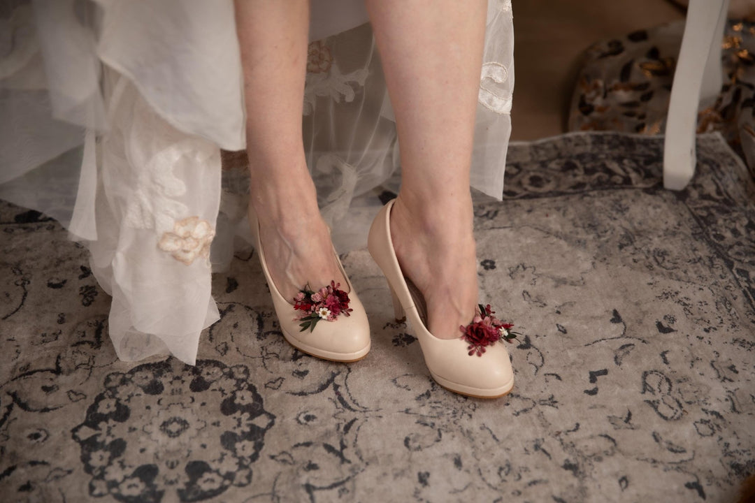Burgundy Flower Shoe Clips: Boho Wedding Floral Decoration – handmade floral hair accessory by magaela