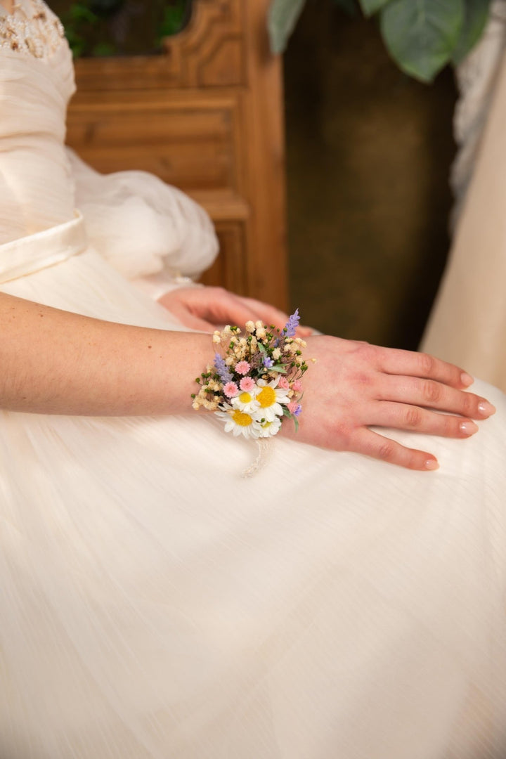 Daisy Flower Bridal Corsage: Meadow Spring Bracelet with Lace – handmade floral hair accessory by magaela