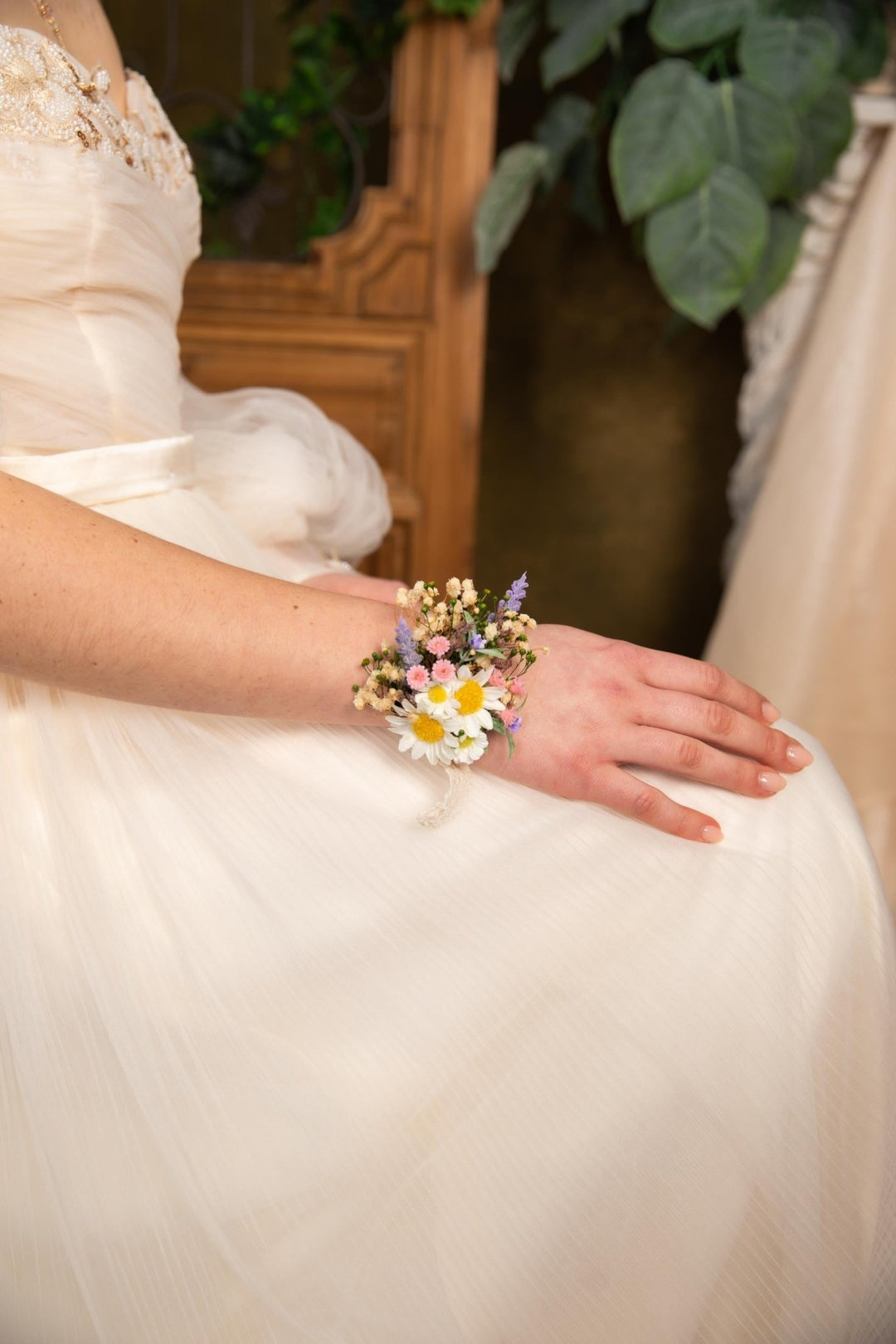 Daisy Flower Bridal Corsage: Meadow Spring Bracelet with Lace – handmade floral hair accessory by magaela