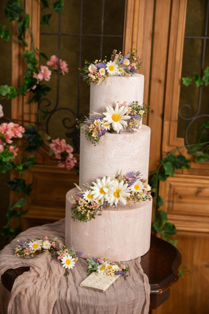 Daisy Cake Toppers: Meadow Wedding Cake Decoration, Set of 3 – handmade floral hair accessory by magaela