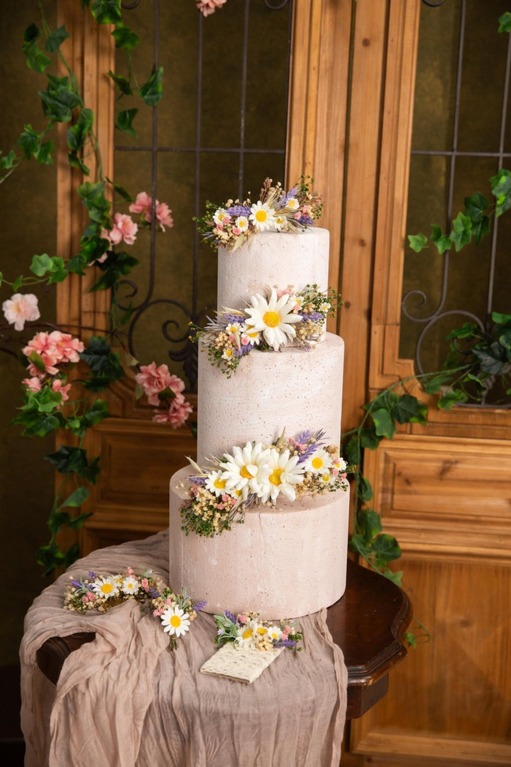 Daisy Cake Toppers: Meadow Wedding Cake Decoration, Set of 3 – handmade floral hair accessory by magaela