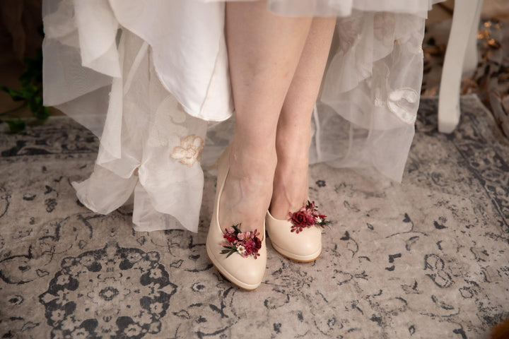 Burgundy Flower Shoe Clips: Boho Wedding Floral Decoration – handmade floral hair accessory by magaela