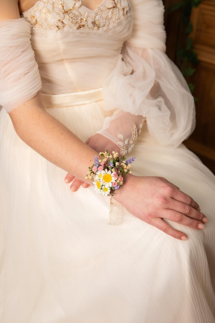 Daisy Flower Bridal Corsage: Meadow Spring Bracelet with Lace – handmade floral hair accessory by magaela