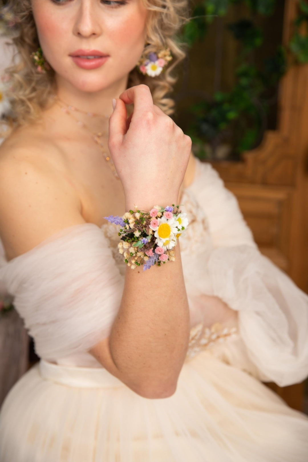 Daisy Flower Bridal Corsage: Meadow Spring Bracelet with Lace – handmade floral hair accessory by magaela