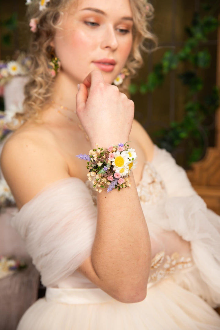 Daisy Flower Bridal Corsage: Meadow Spring Bracelet with Lace – handmade floral hair accessory by magaela