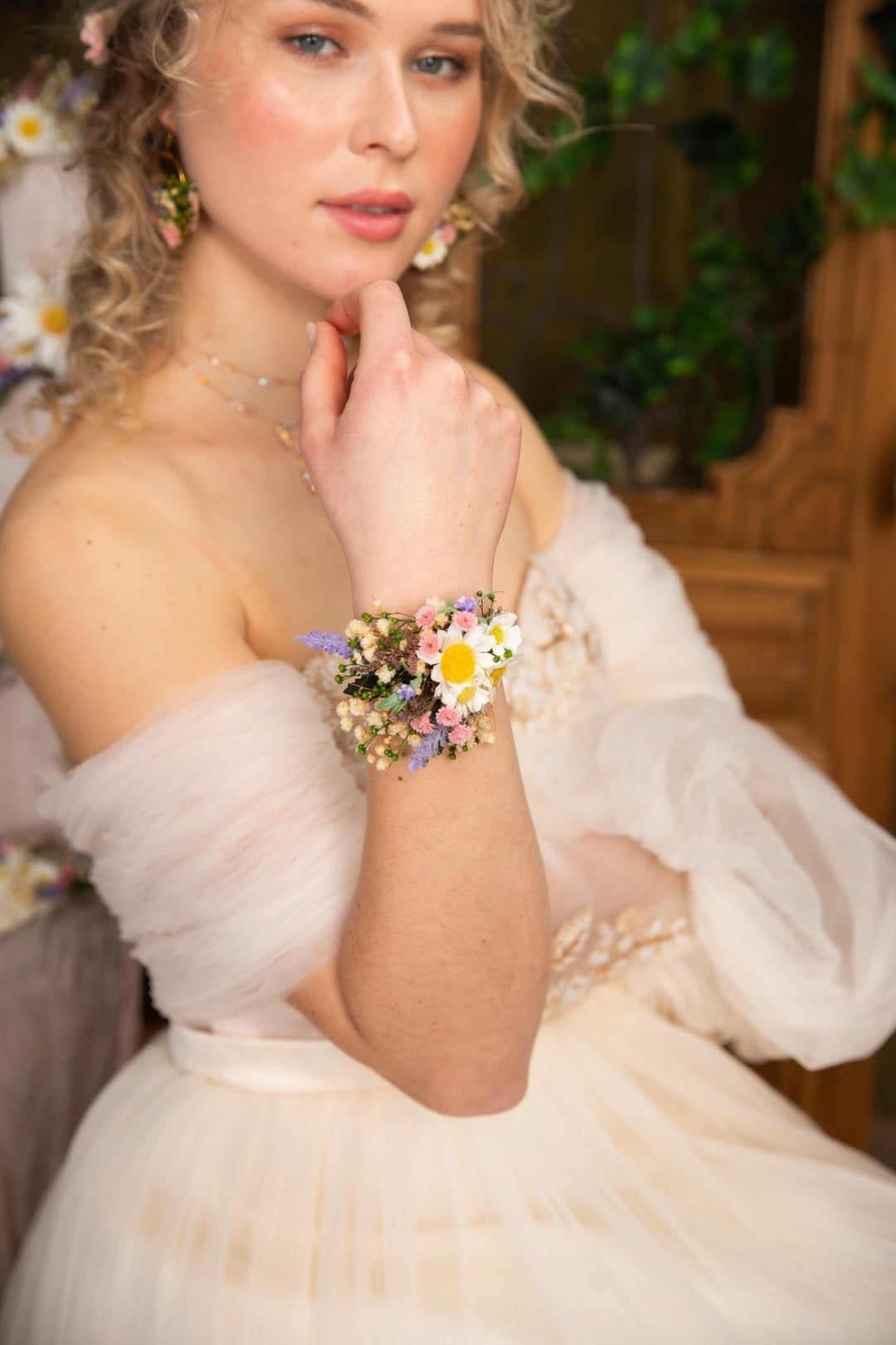 Daisy Flower Bridal Corsage: Meadow Spring Bracelet with Lace – handmade floral hair accessory by magaela
