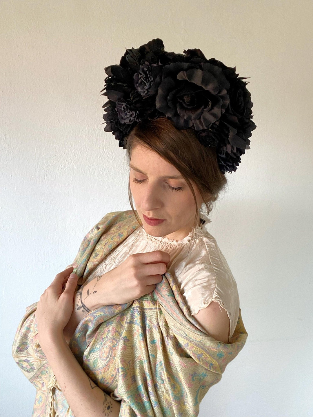 Black Frida flower headband: Big black crown for Halloween or Gothic wedding – handmade floral hair accessory by magaela