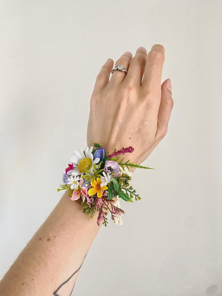 Daisy Flower Bracelet: Lace Corsage, Meadow Wedding Jewelry – handmade floral hair accessory by magaela