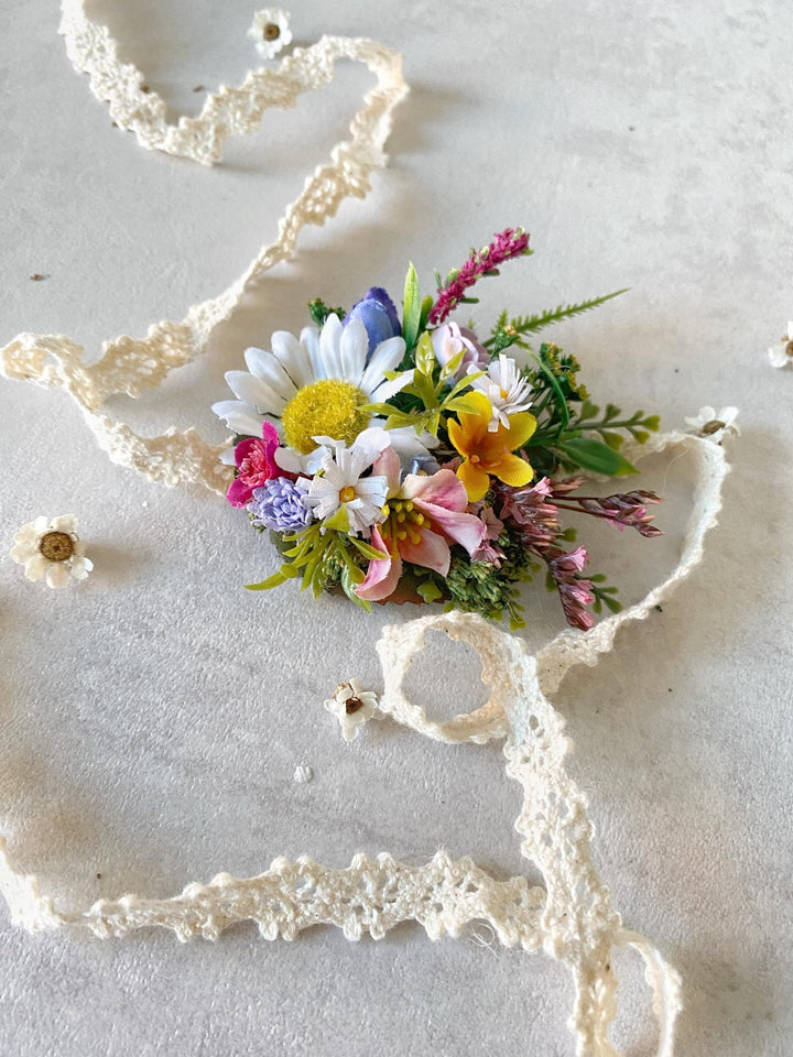 Daisy Flower Bracelet: Lace Corsage, Meadow Wedding Jewelry – handmade floral hair accessory by magaela