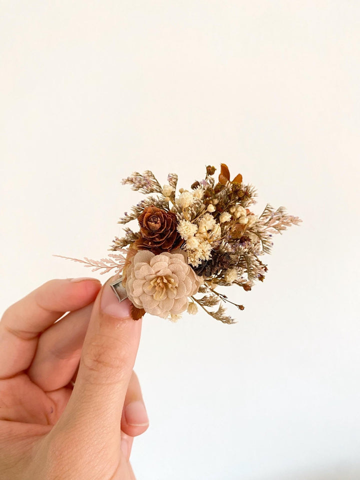 Woodland Hair Clip: Pine Cone & Beige Flower Alligator Clip – handmade floral hair accessory by magaela